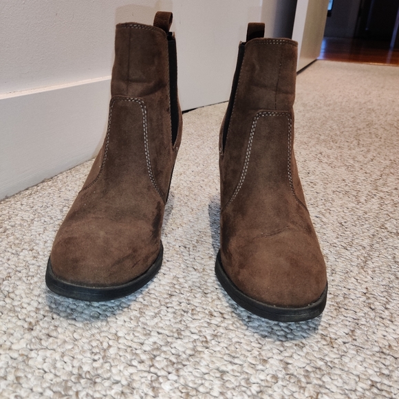 Brown faux suede booties size 6.5 - Picture 6 of 6